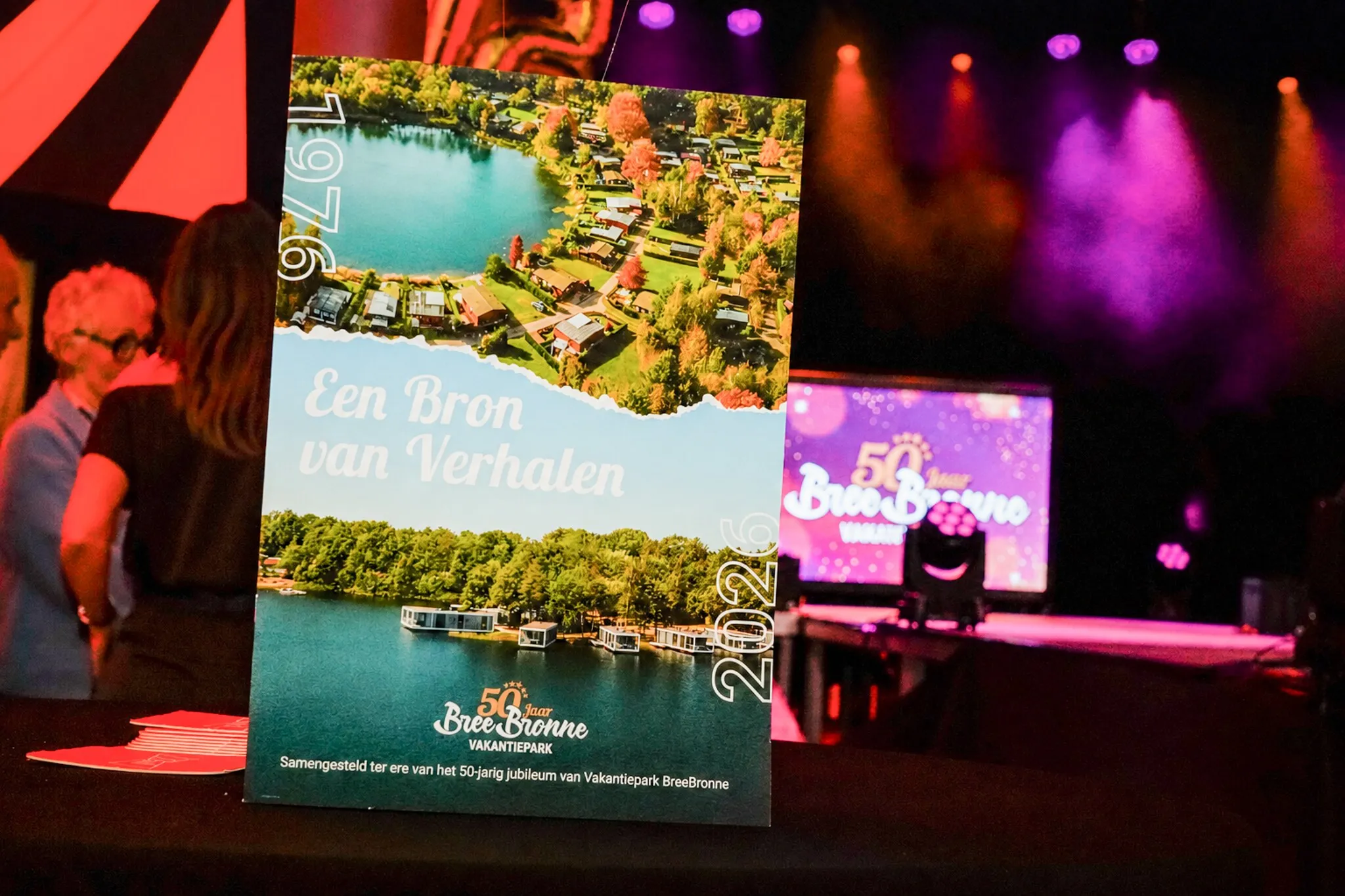 Eventbanner Een Bron van Verhalen voor een verlicht podium