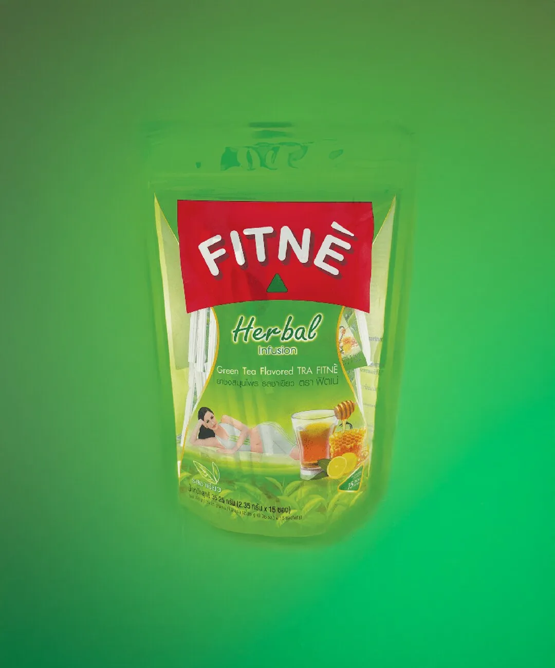 Verpakking van Fitné tegen een groene achtergrond