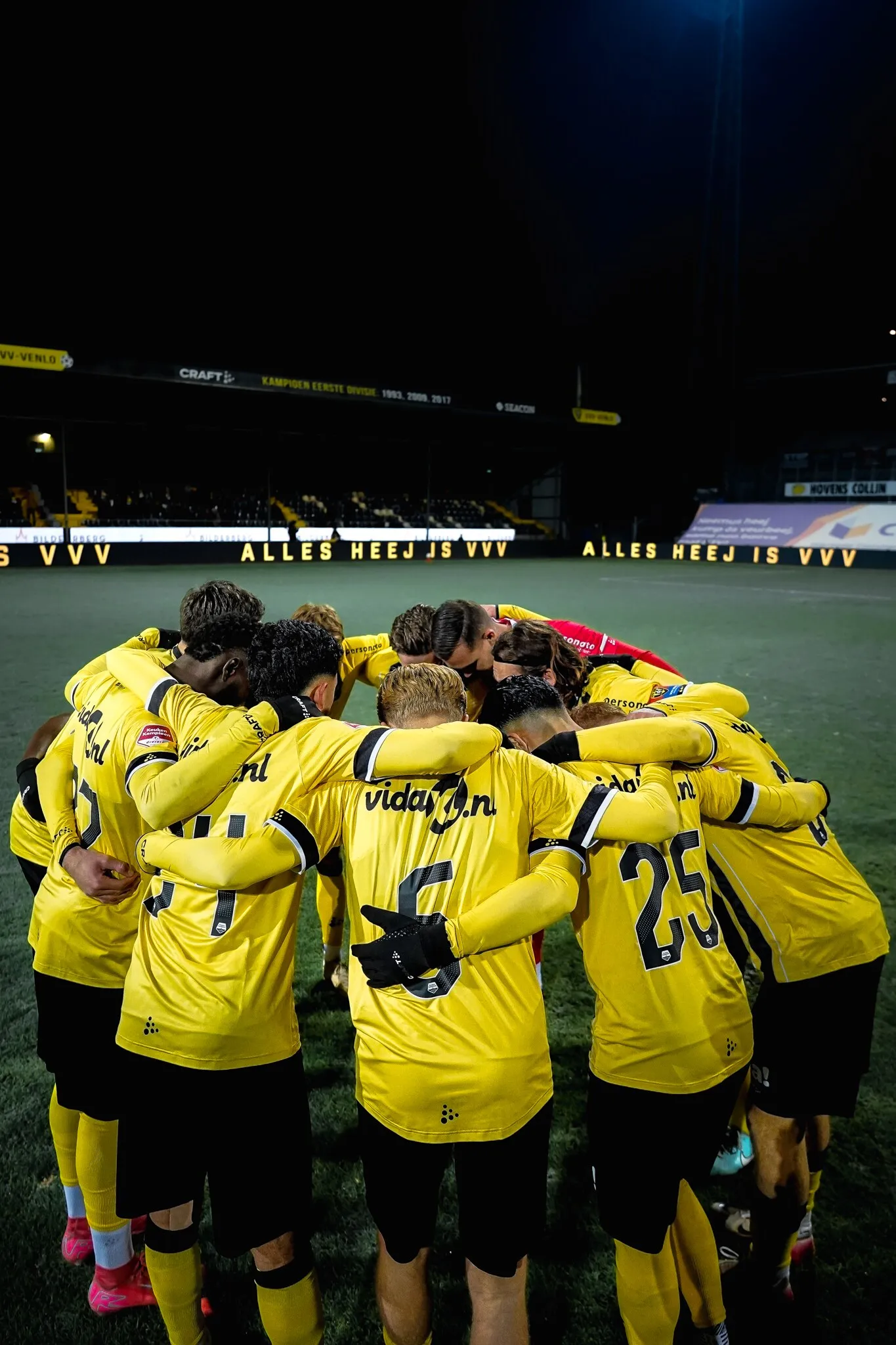 Spelers van VVV-Venlo in een huddle onder stadionlicht in De Koel