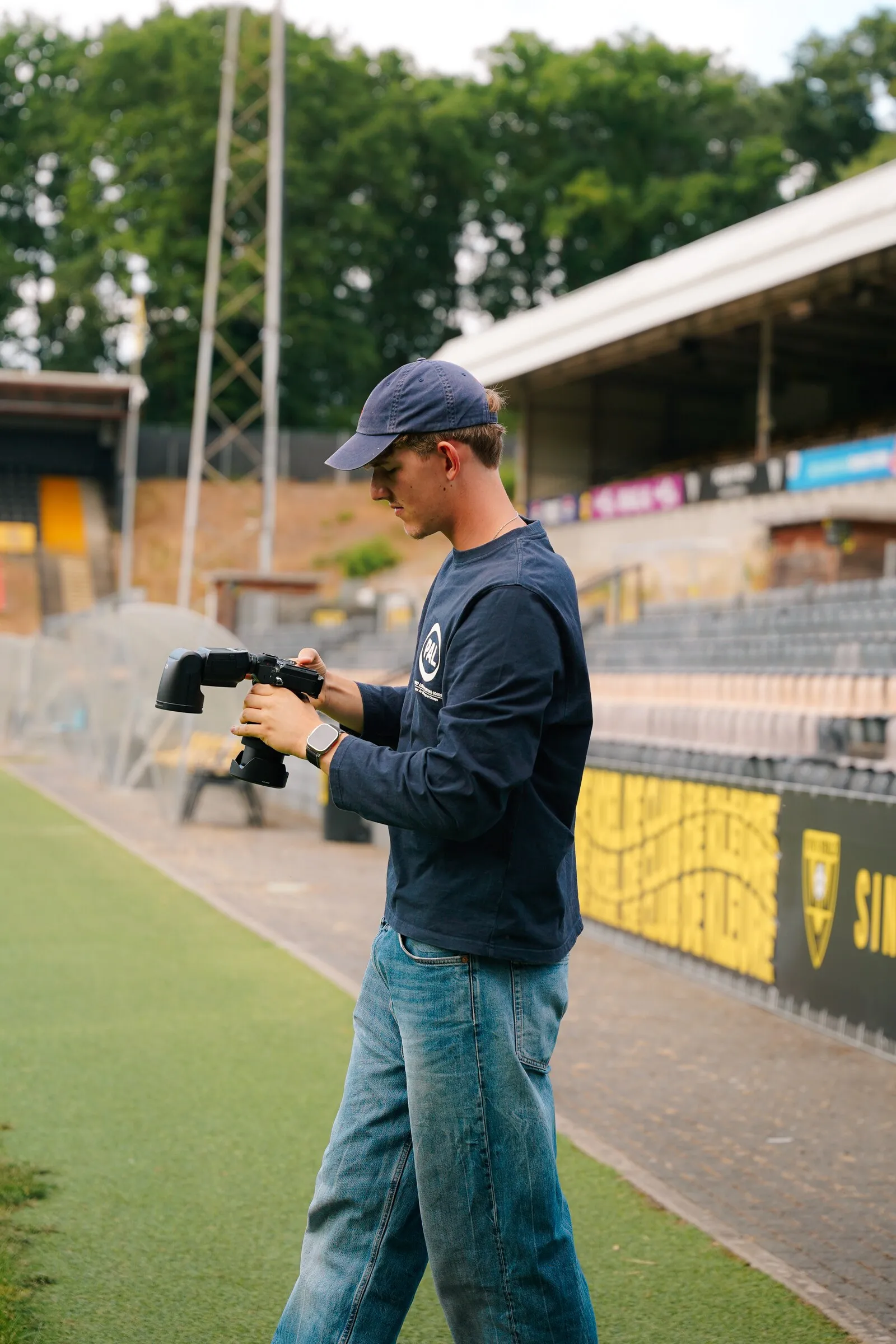 Jens Poels filmt met een cameragimbal langs de lijn tijdens een voetbalwedstrijd