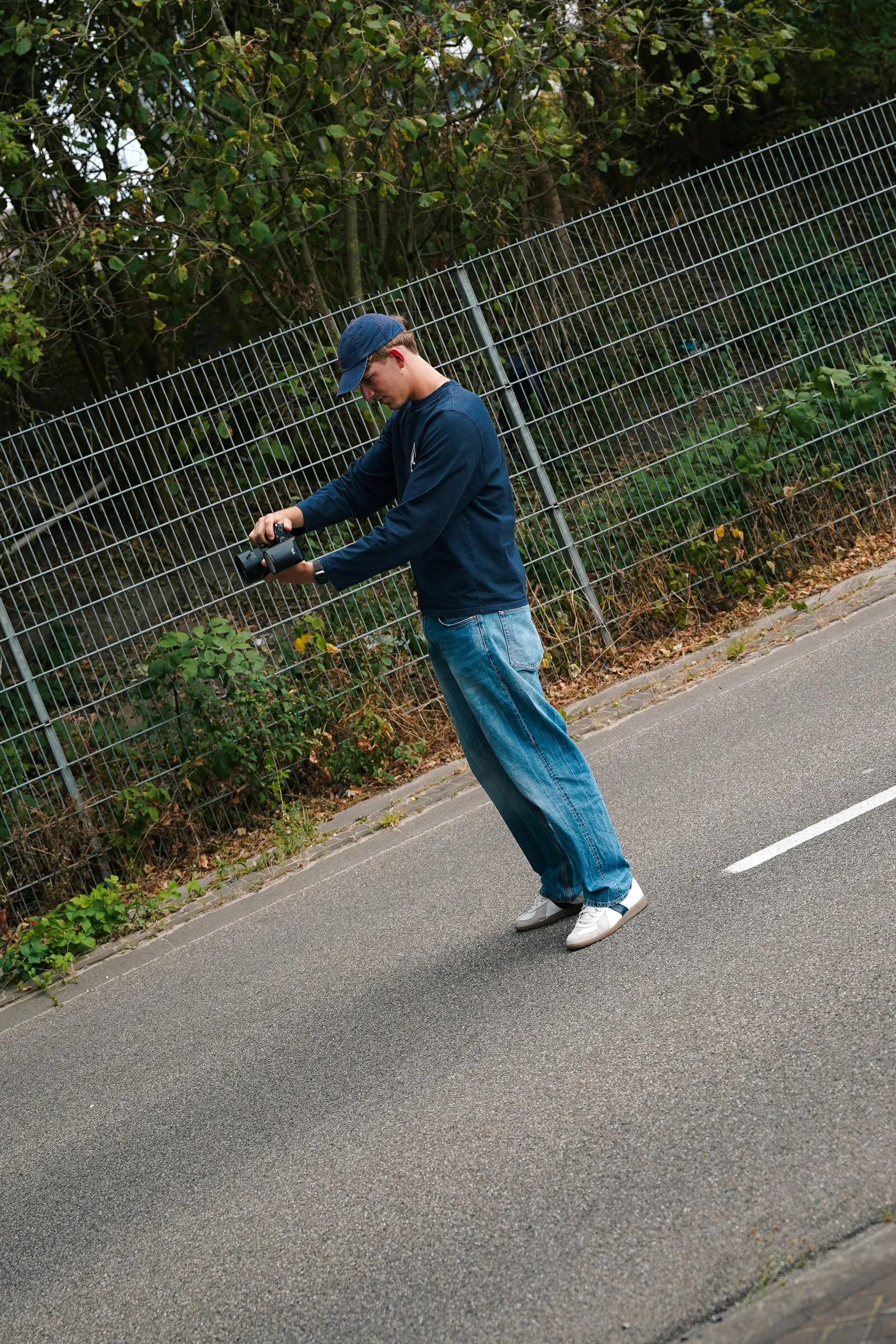 Jens Poels filmt lopend op straat met een gestabiliseerde camera