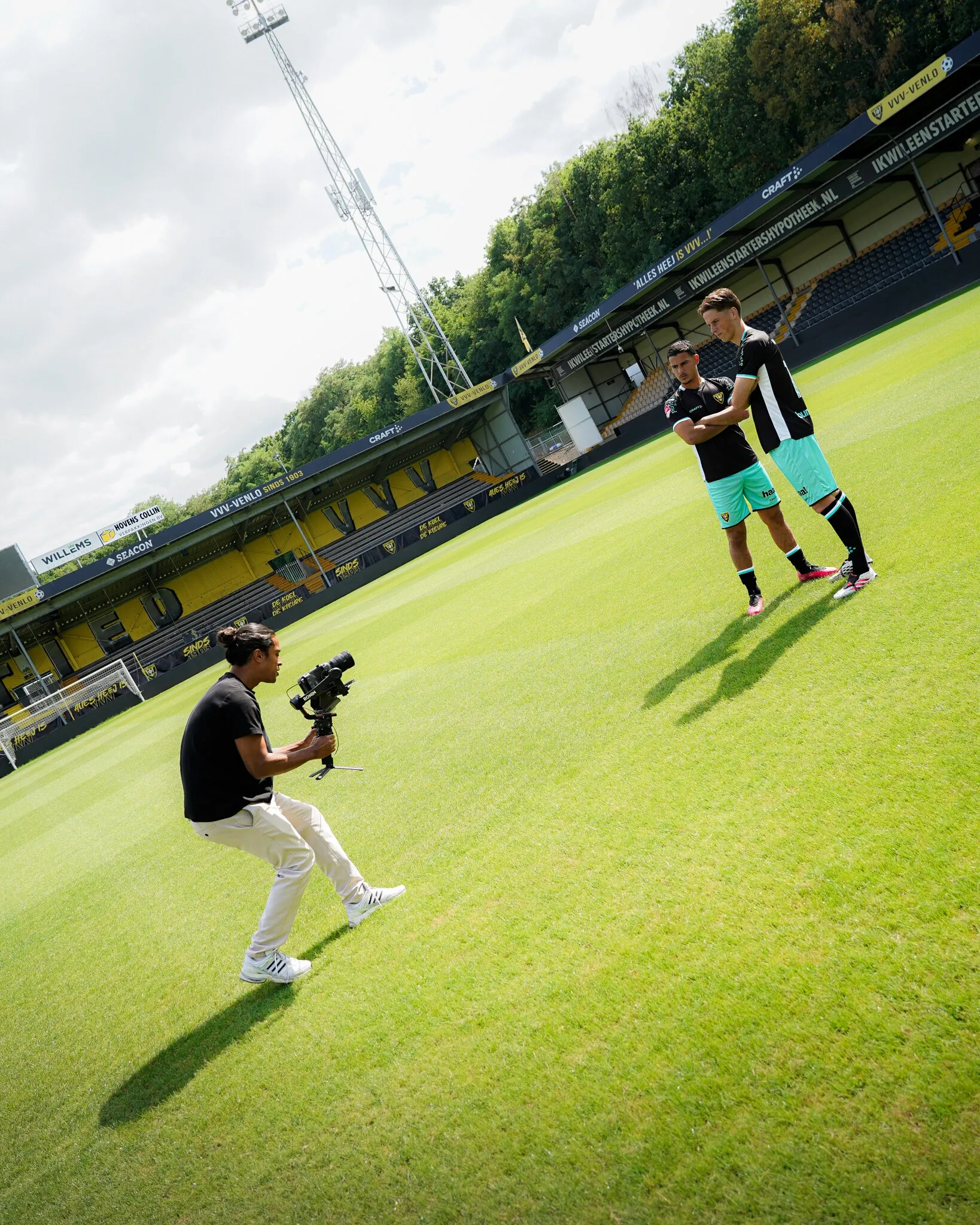Jens Poels filmt een speler op het veld van stadion De Koel in Venlo