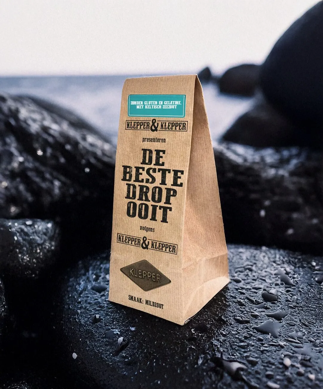 Verpakking van Klepper & Klapper drop op een donkere steen