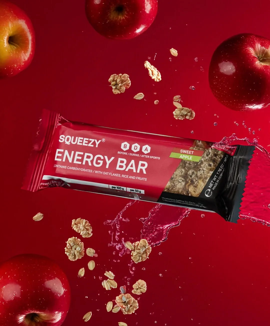 Productfoto van een Squeezy energy bar tussen appels op een rode achtergrond