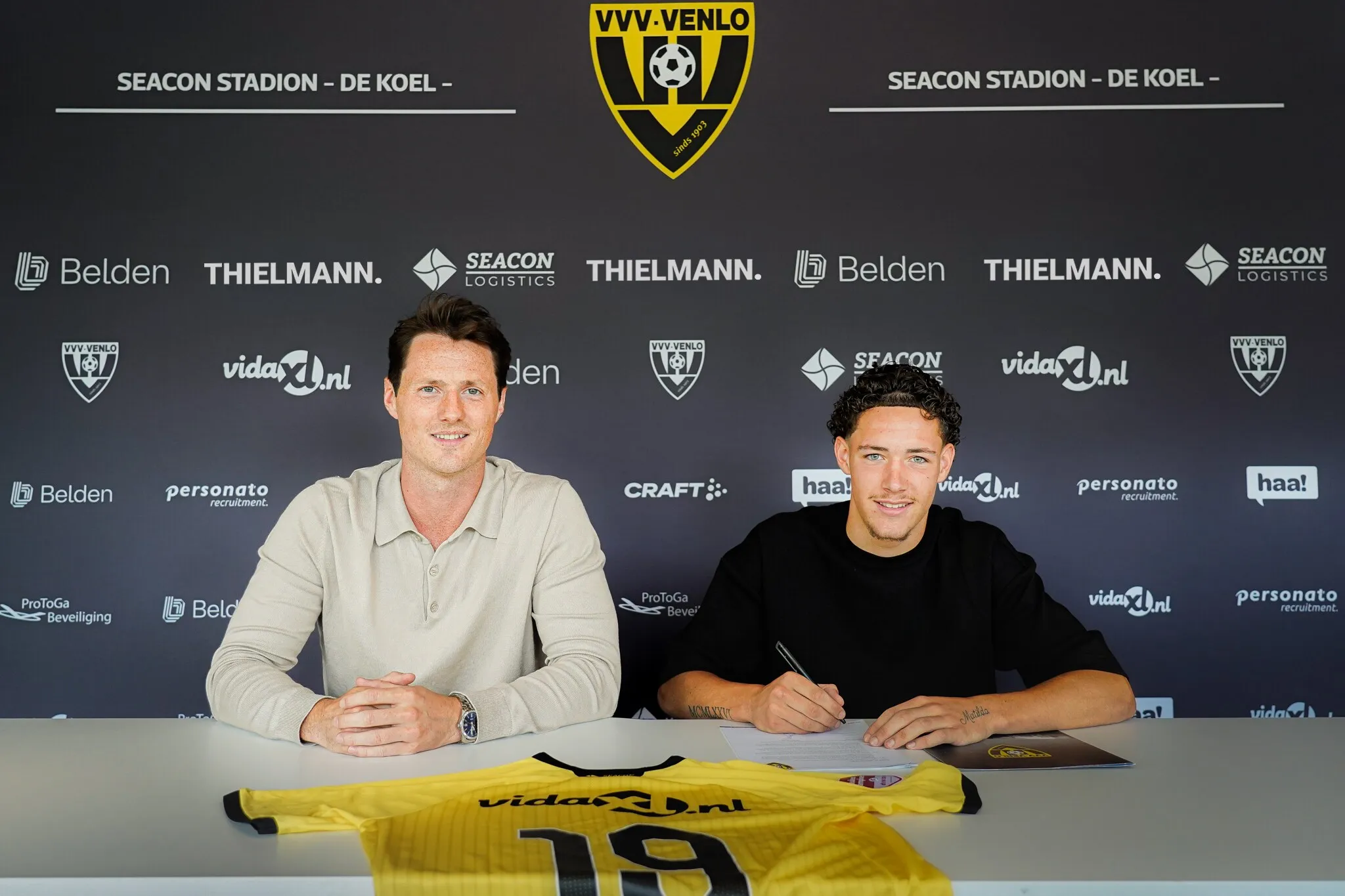 Contractondertekening bij VVV-Venlo voor een sponsorwand