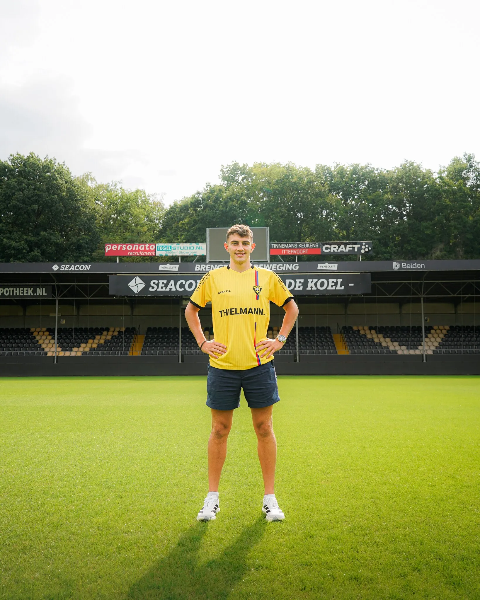 Speler poseert in het lege stadion De Koel in Venlo