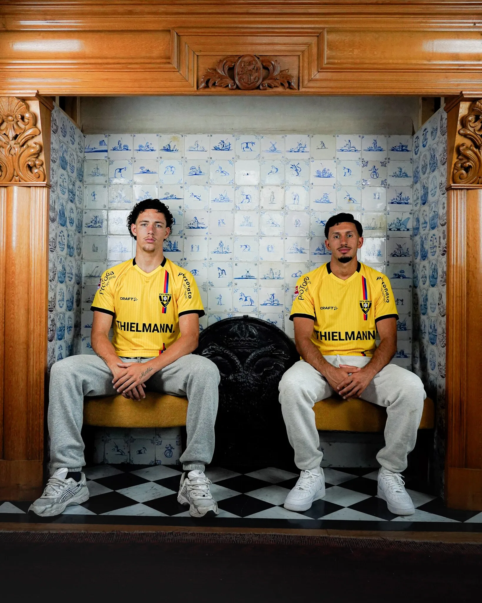 Twee spelers van VVV-Venlo geënsceneerd op een troon in een historische zaal